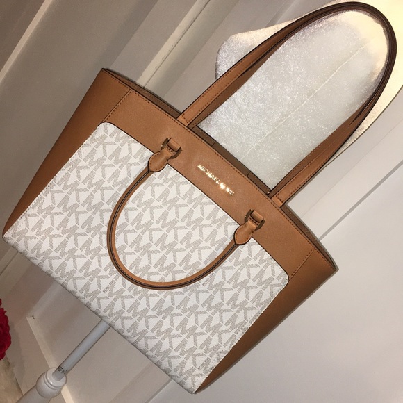 Michael Kors Handbags - ⬇️ PRICE DROP ⬇️ 🌿Michael Kors Bag 🌿